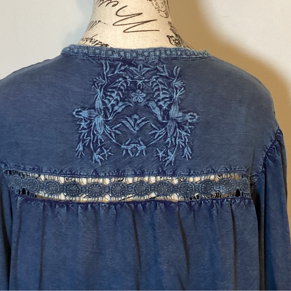SOLITAIRE EMBROIDERED BOHO DENIM BLUE PEASANT LIGHTWEIGHT TUNIC TOP RAYON SZ. M - Picture 5 of 8